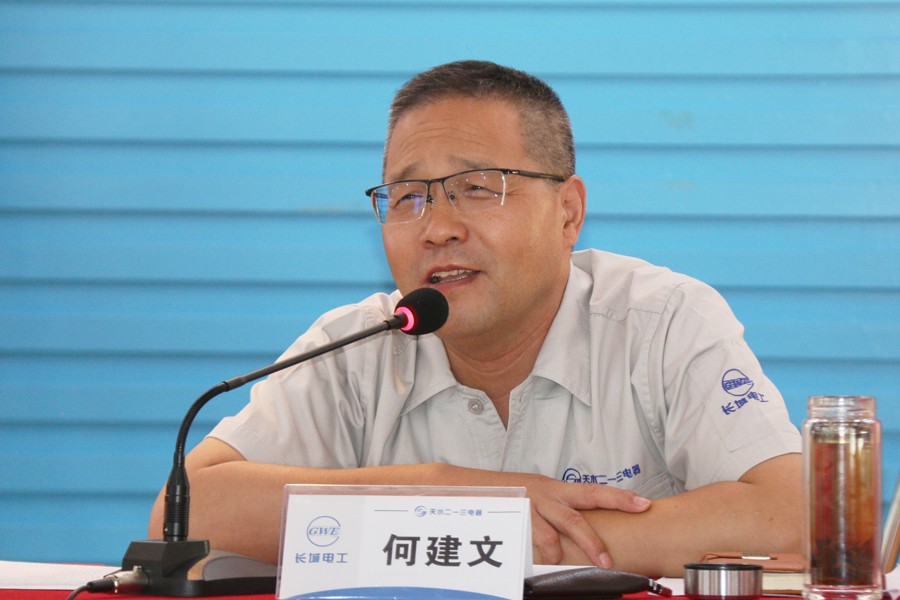 何建文1.jpg